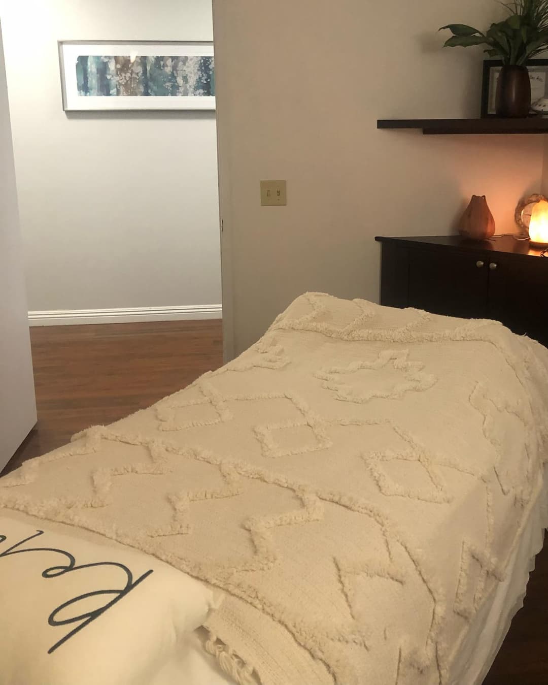 picture of a stationary massage table